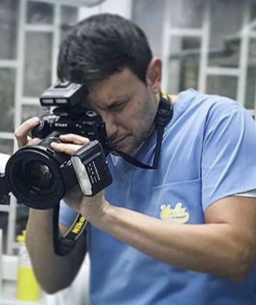 Dr Dejan Stamenković tokom fotografisanja Nikon aparatom
