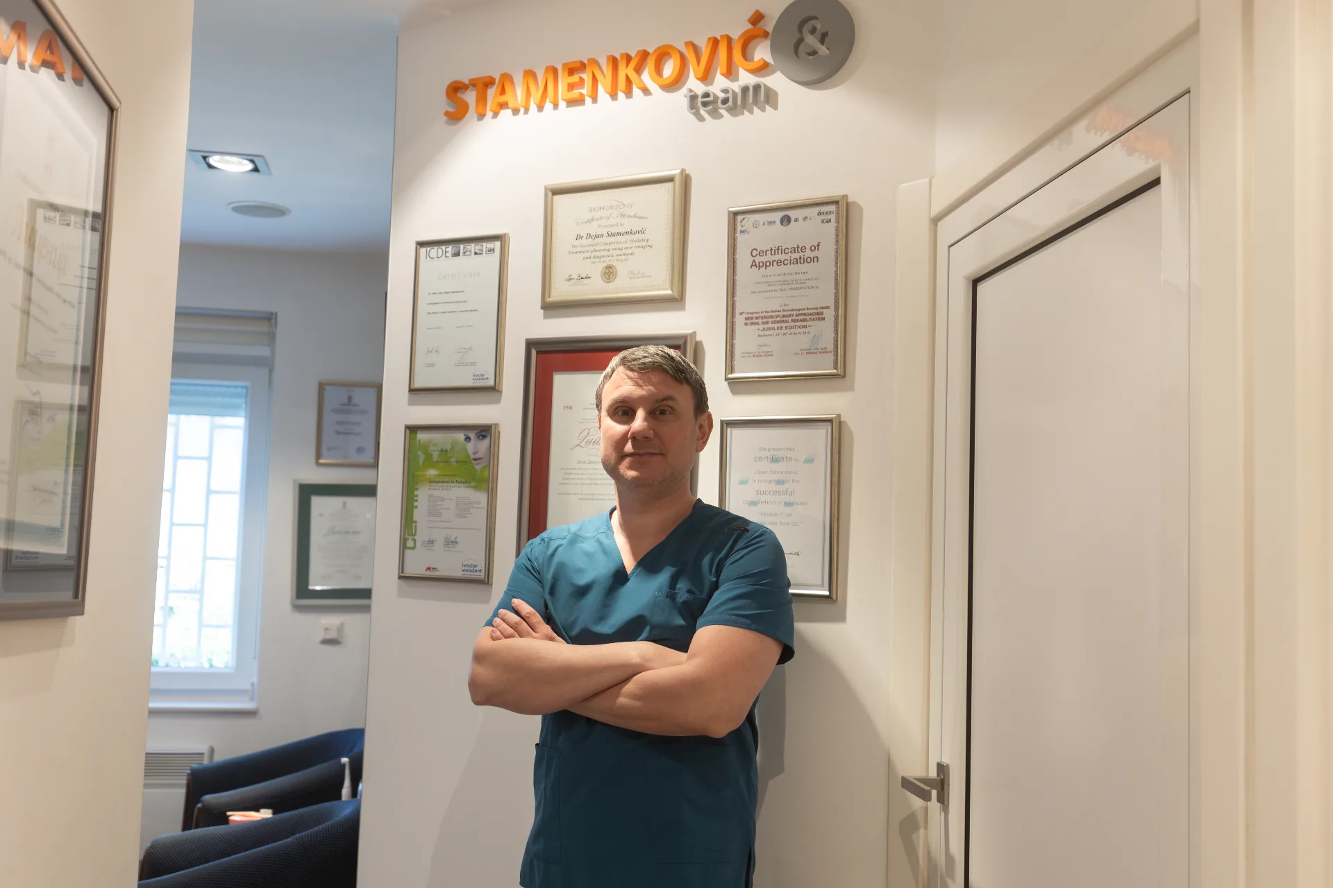 Dr Dejan Stamenković ispred zida sa sertifikatima