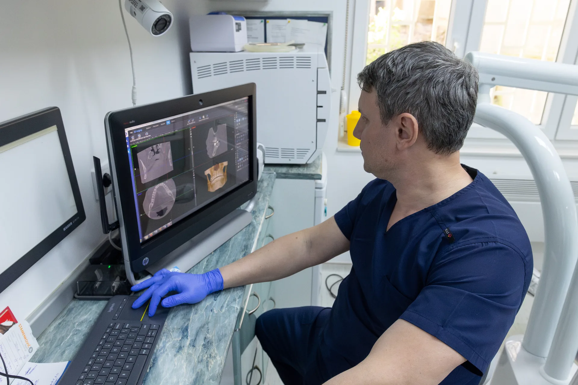 Dr Dejan Stamenković analizira 3D CBCT snimak vilice