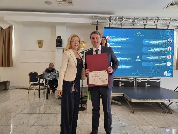 Prim. Stamenković sa zahvalnicom na simpozijumu u Strugi