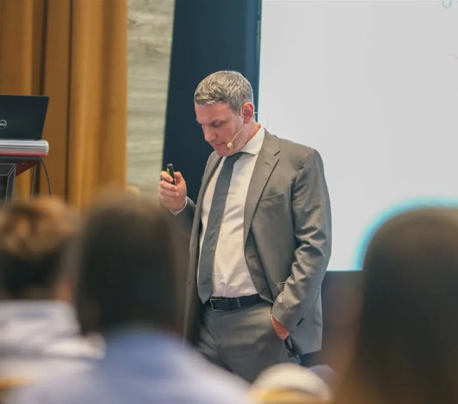 Prim. dr sci. Dejan D. Stamenković tokom predavanja na Zlatibor Dental Conference 2025