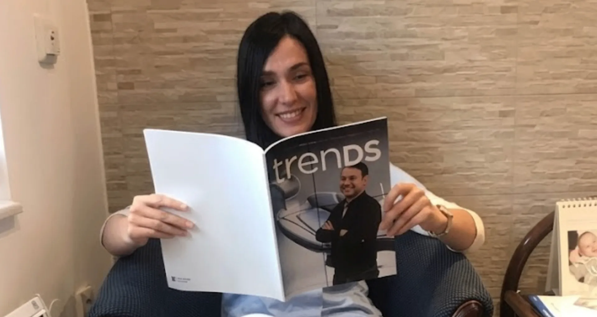 Pacijentkinja čita Trends magazin sa Prim. dr Dejanom D. Stamenkovićem