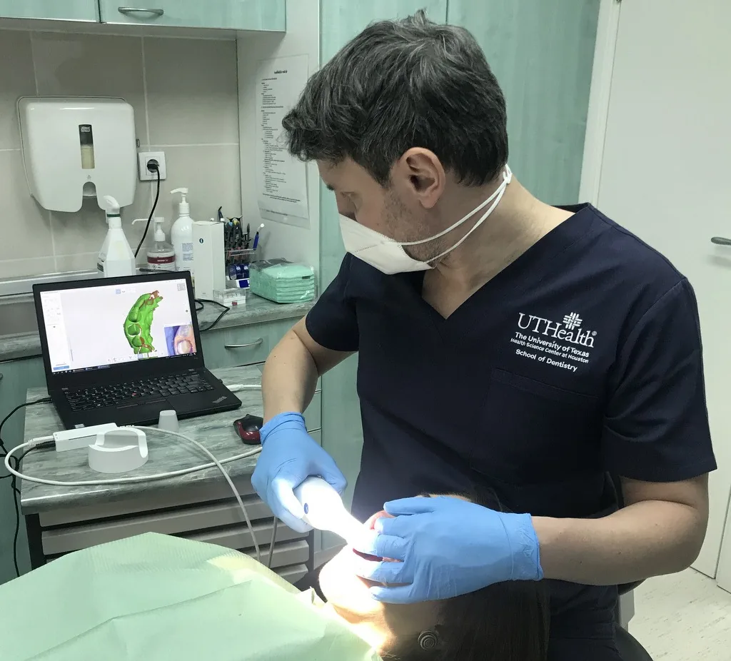 Dr Dejan Stamenković skenira pacijenta intraoralnim skenerom