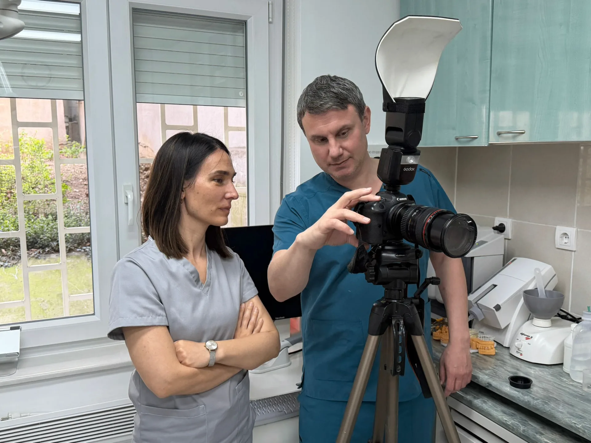Dr Ana Kovačević i Dr Dejan Stamenković tokom pripreme profesionalnog fotografisanja