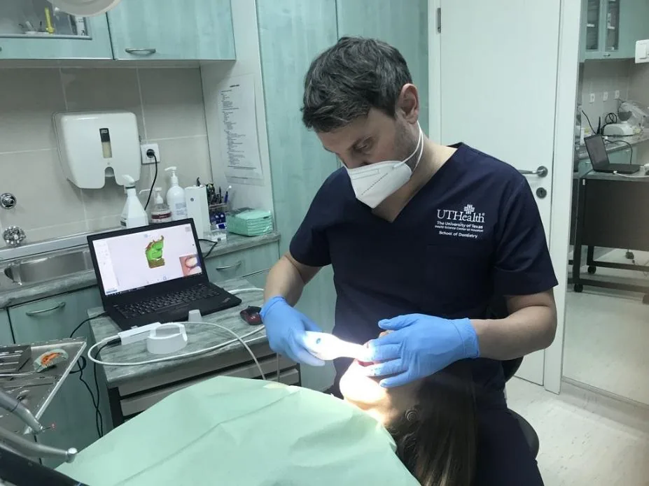 Dr Stamenković koristi intraoralni skener u ordinaciji