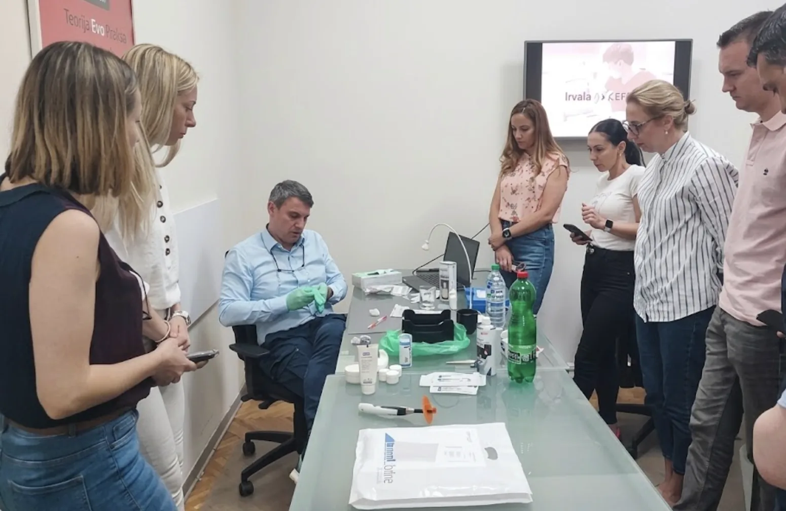 Kurs adhezivnog cementiranja keramičkih nadoknada u Subotici – prim. Stamenković sa polaznicima