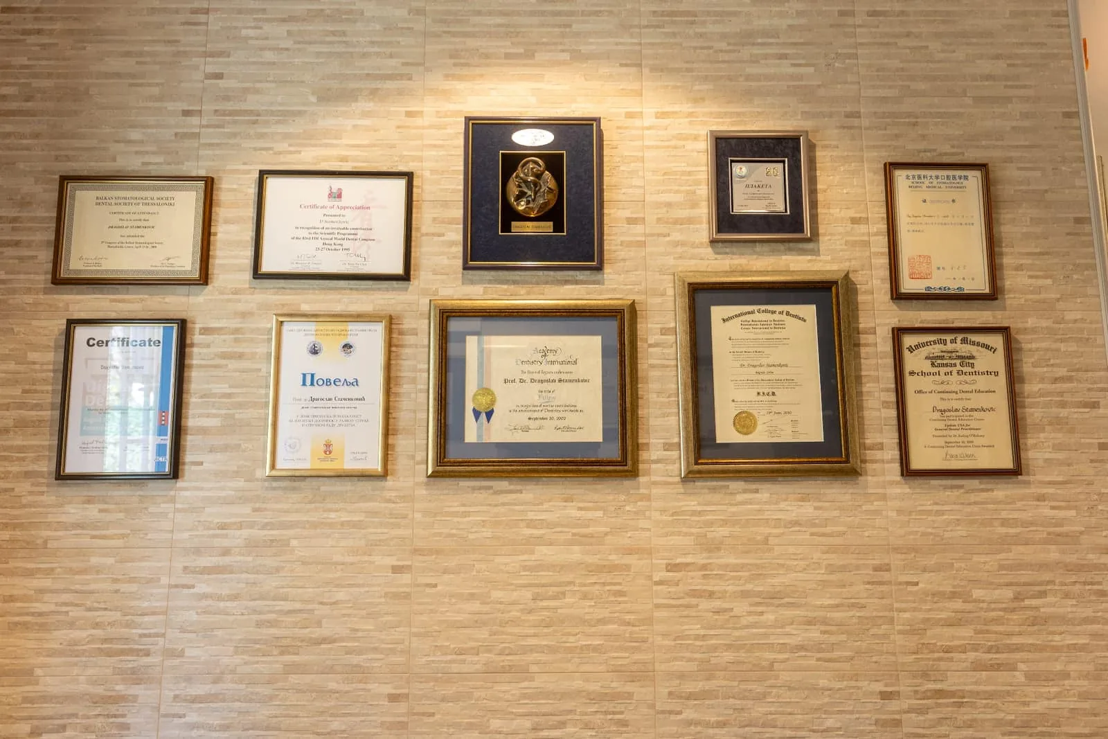 Zid sa diplomama, sertifikatima i priznanjima ordinacije